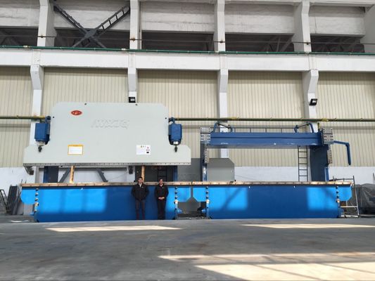 4+1 محور CNC هیدرولیک فشار ترمز با Delem DA53T کنترل کننده برای 135 تن ورق فلز خم