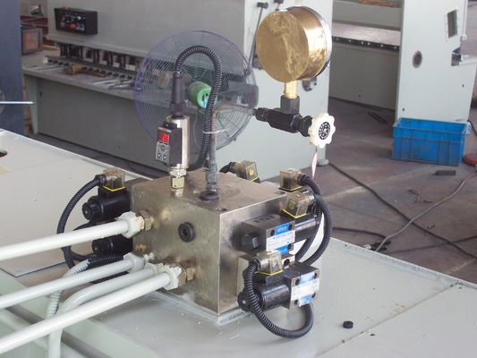 ماشین تراش ورق فلزی گلیوتین هیدرولیک CNC ماشین تراش ورق فلزی وزن متفاوت از 2000kg تا 10000kg راه حل برش دقیق